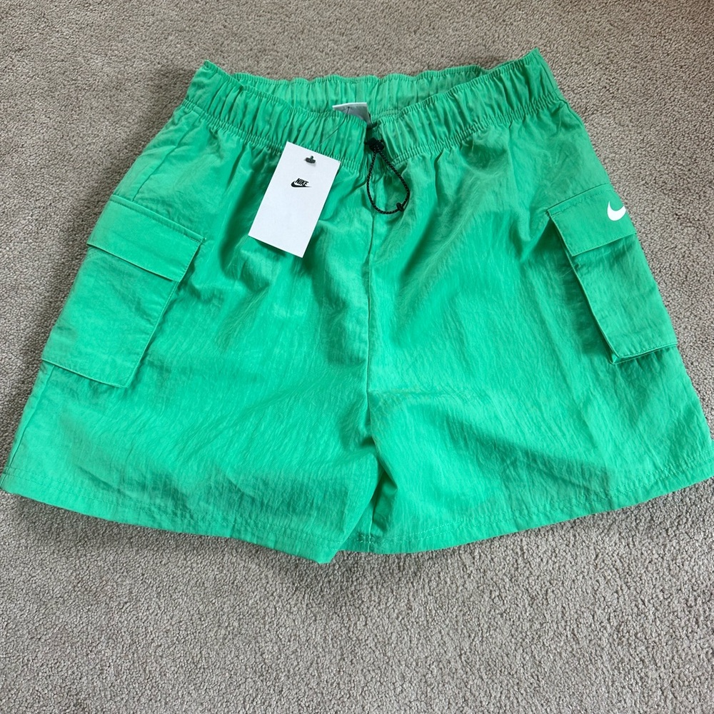 Nike Sportswear Essential Women's Woven High-Rise Shorts Size Medium NEW - Picture 2 of 11